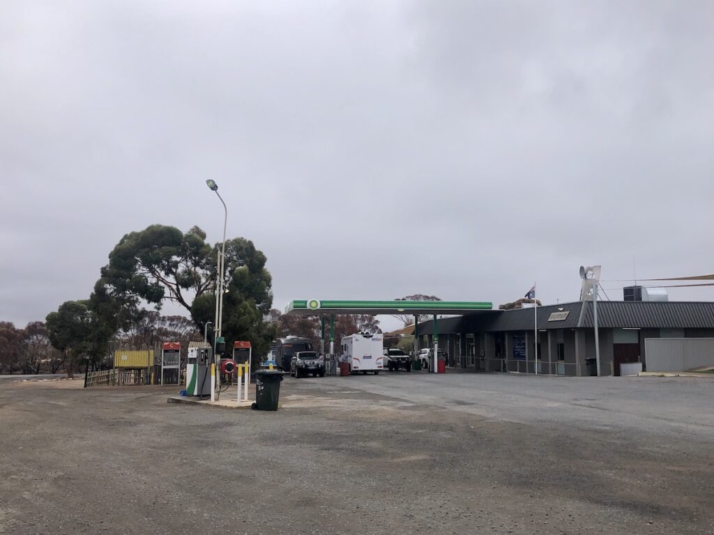 Balladonia Roadhouse with a few vahicles at the bowsers.