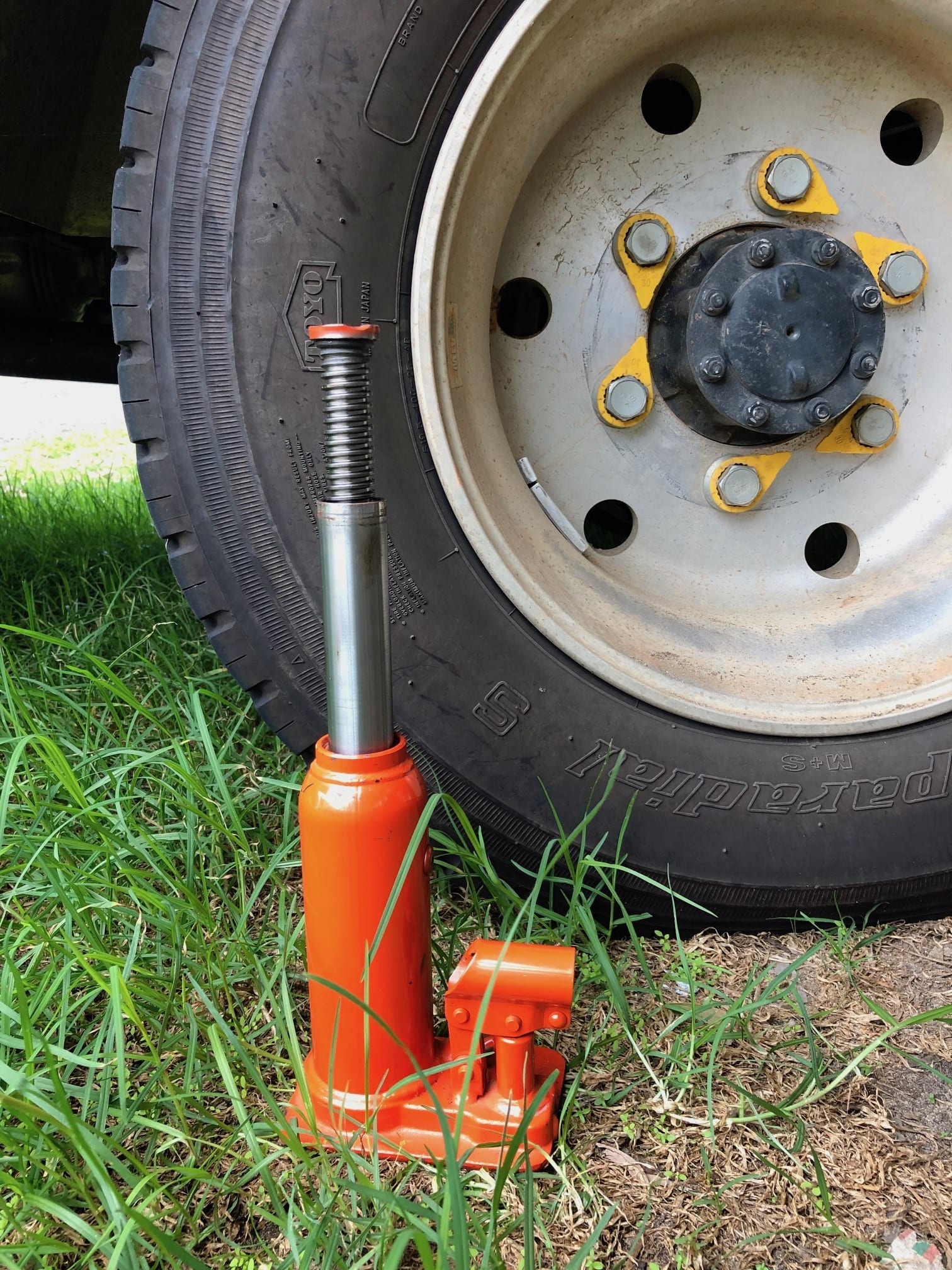 The bottle jack supplied with the truck is too short when super singles are fitted.