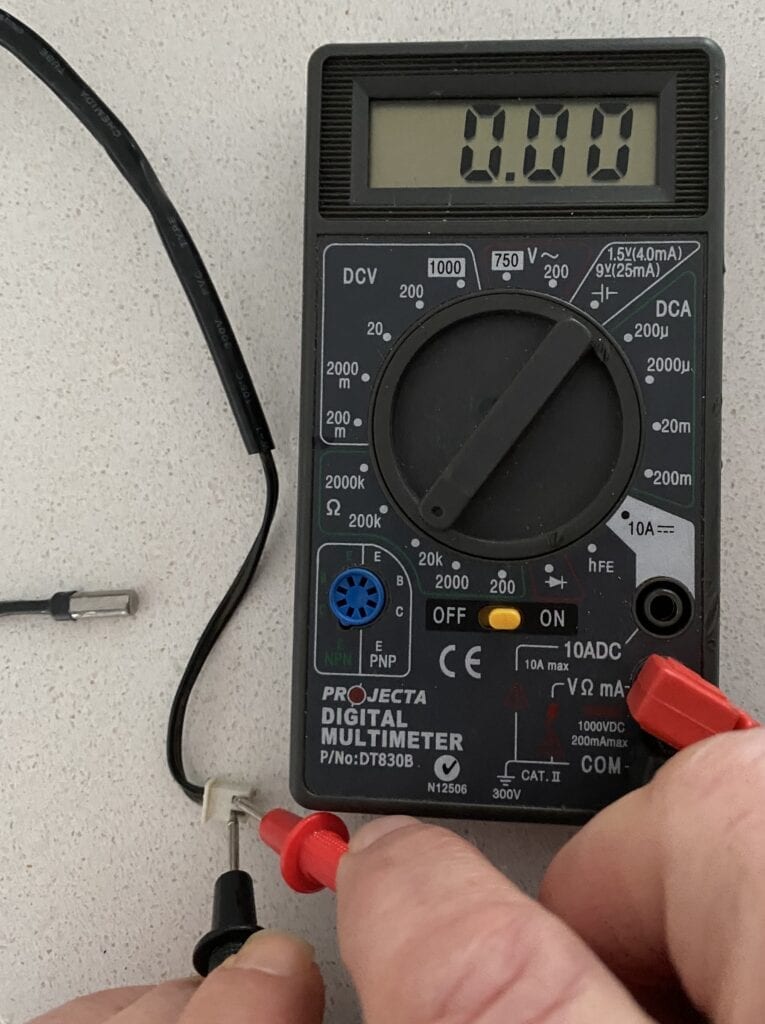 The old thermistor had an internal short, indicated by zero resistance showing on a multimeter.